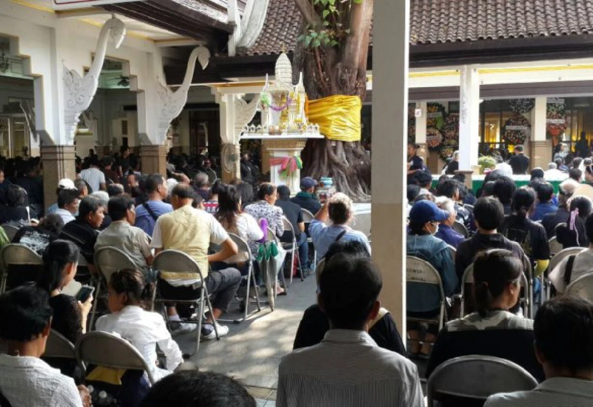 ร่วมพิธีรดน้ำศพสุทินแน่นวัดโสมนัส