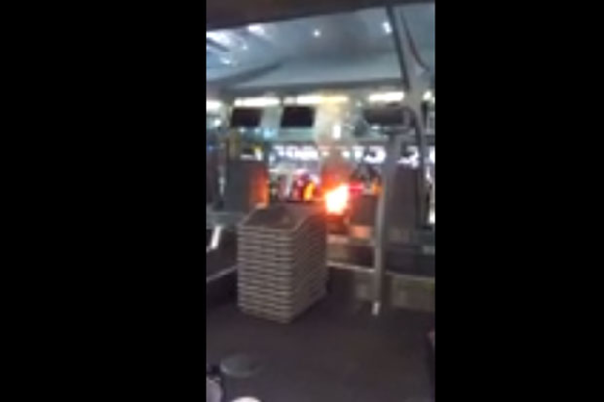 (คลิป)ไฟไหม้กระเป๋ากลางสายพานเช็คอินสุวรรณภูมิ (คลิป)ไฟไหม้กระเป๋ากลางสายพานเช็คอินสุวรรณภูมิ
