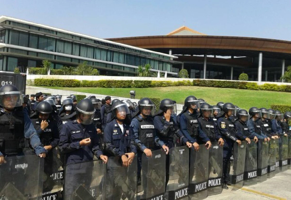 กปปส.ปิดล้อมสโมสรกองทัพบก