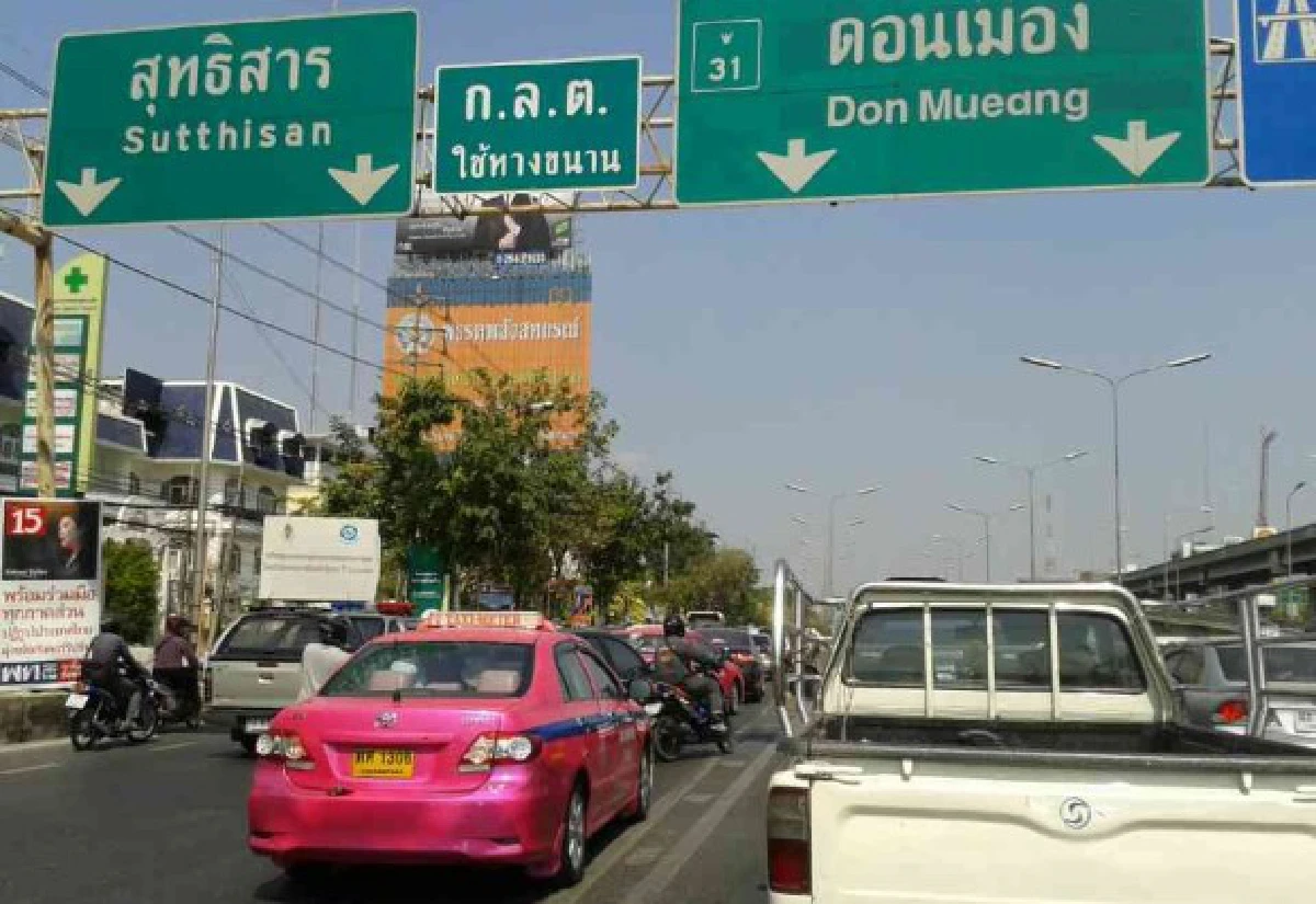กปปส.ปิดล้อมสโมสรกองทัพบก