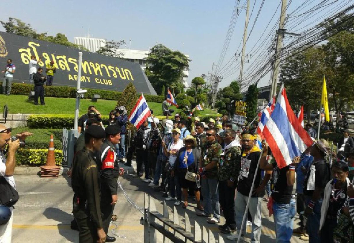กปปส.ปิดล้อมสโมสรกองทัพบก