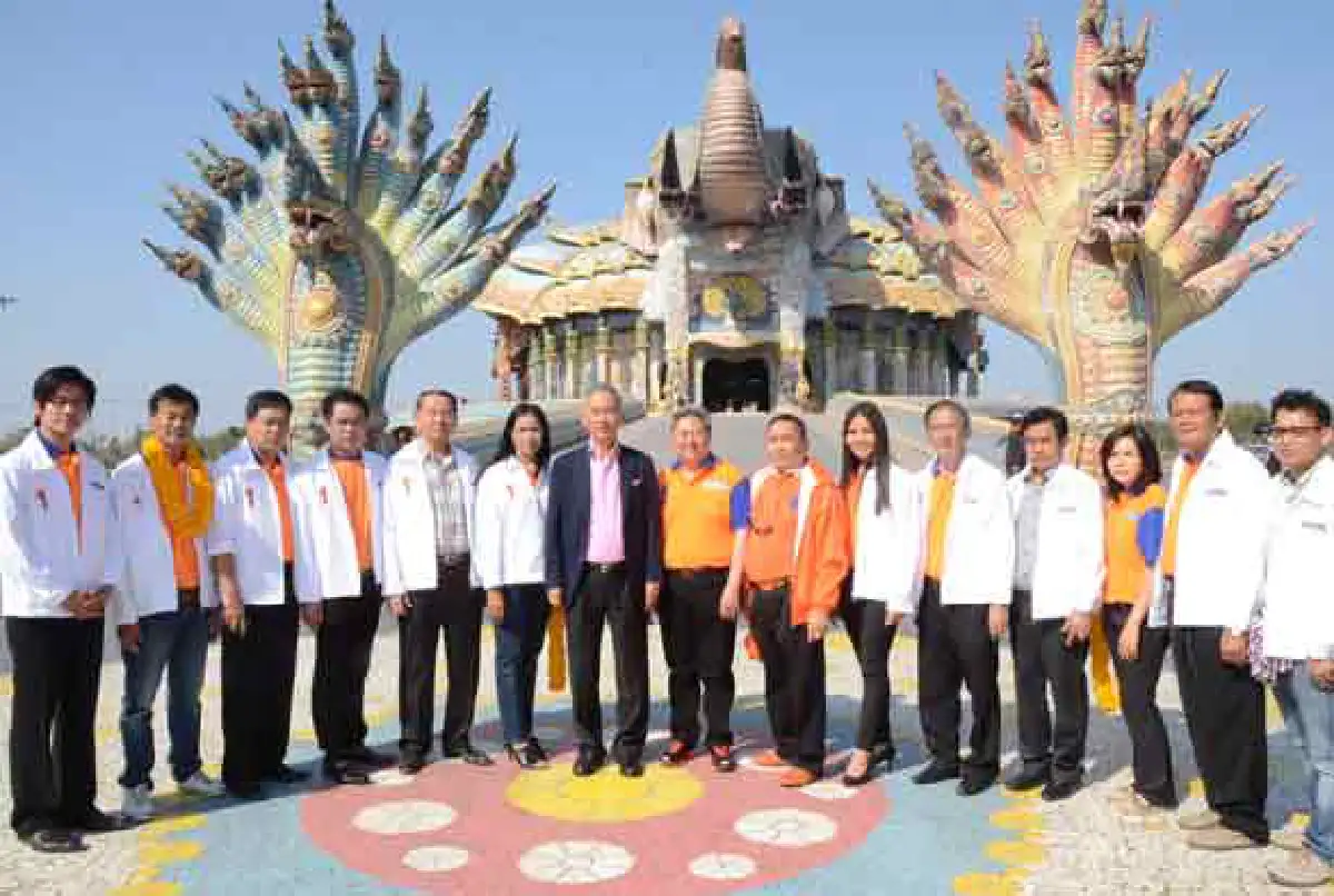 สุวัจน์นำผู้สมัครสส.ขอพรหลวงพ่อคูณ