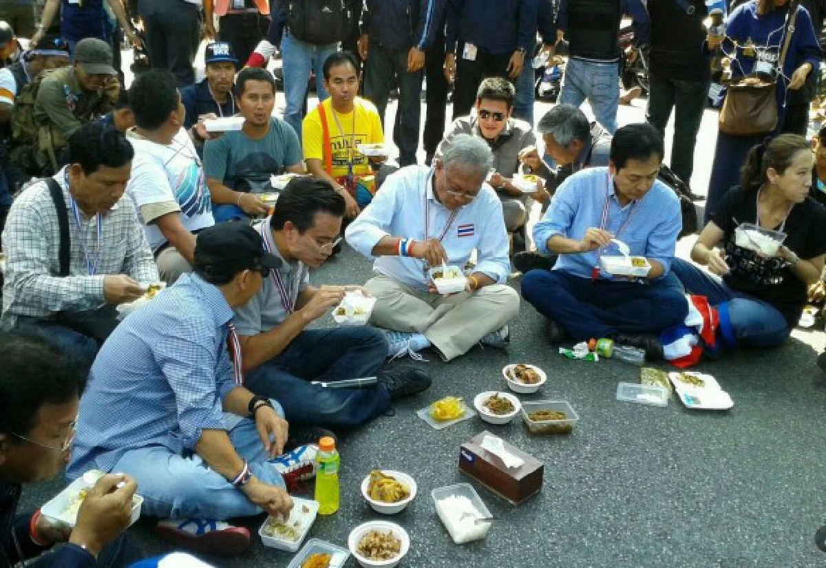 ขบวนสุเทพแวะกินข้าวกลางแยกทองหล่อ