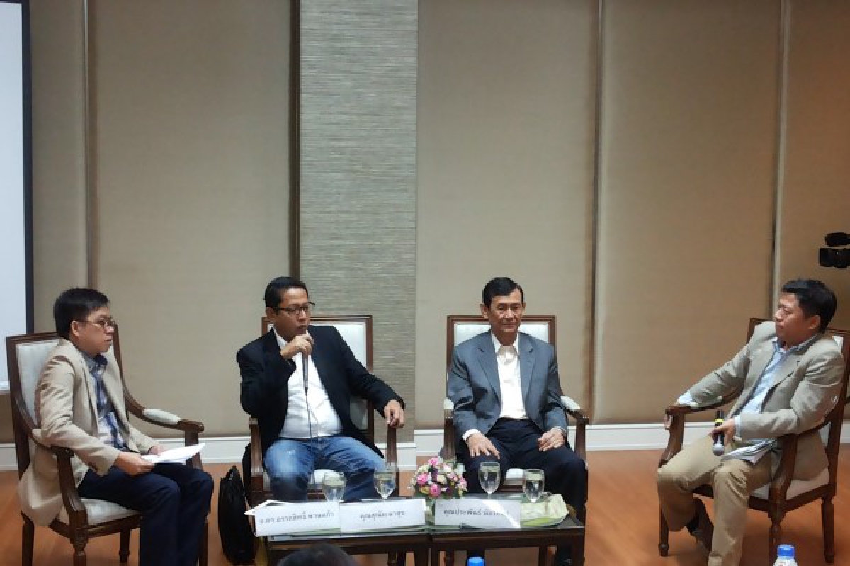 ชงดึงปธ.ศาล-ผบ.เหล่าทัพตั้งคณะเจรจาปู-สุเทพ ชงดึงปธ.ศาล-ผบ.เหล่าทัพตั้งคณะเจรจาปู-สุเทพ