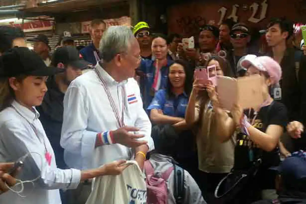"สุเทพ"นำเดินถึงบีทีเอสเอกมัยคนแห่ต้อนรับ