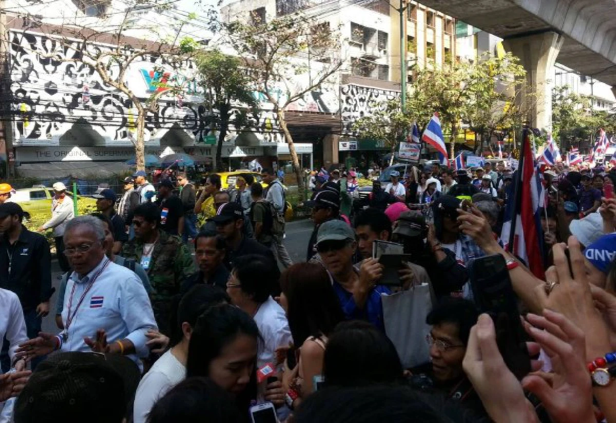 สุเทพนำมวลชนถึงอโศกคนต้อนรับตลอดเส้นทาง