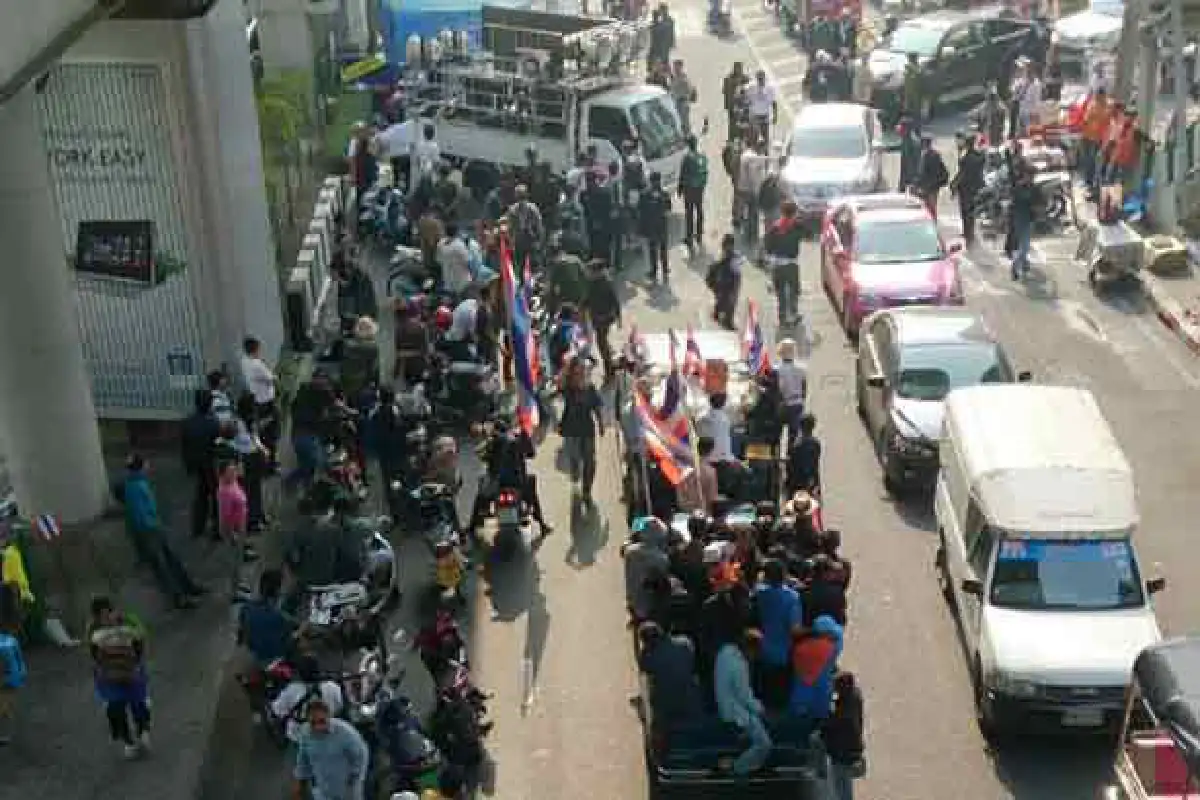 กปปส.ตั้งขบวนอ่อนนุชมาแยกอโศก