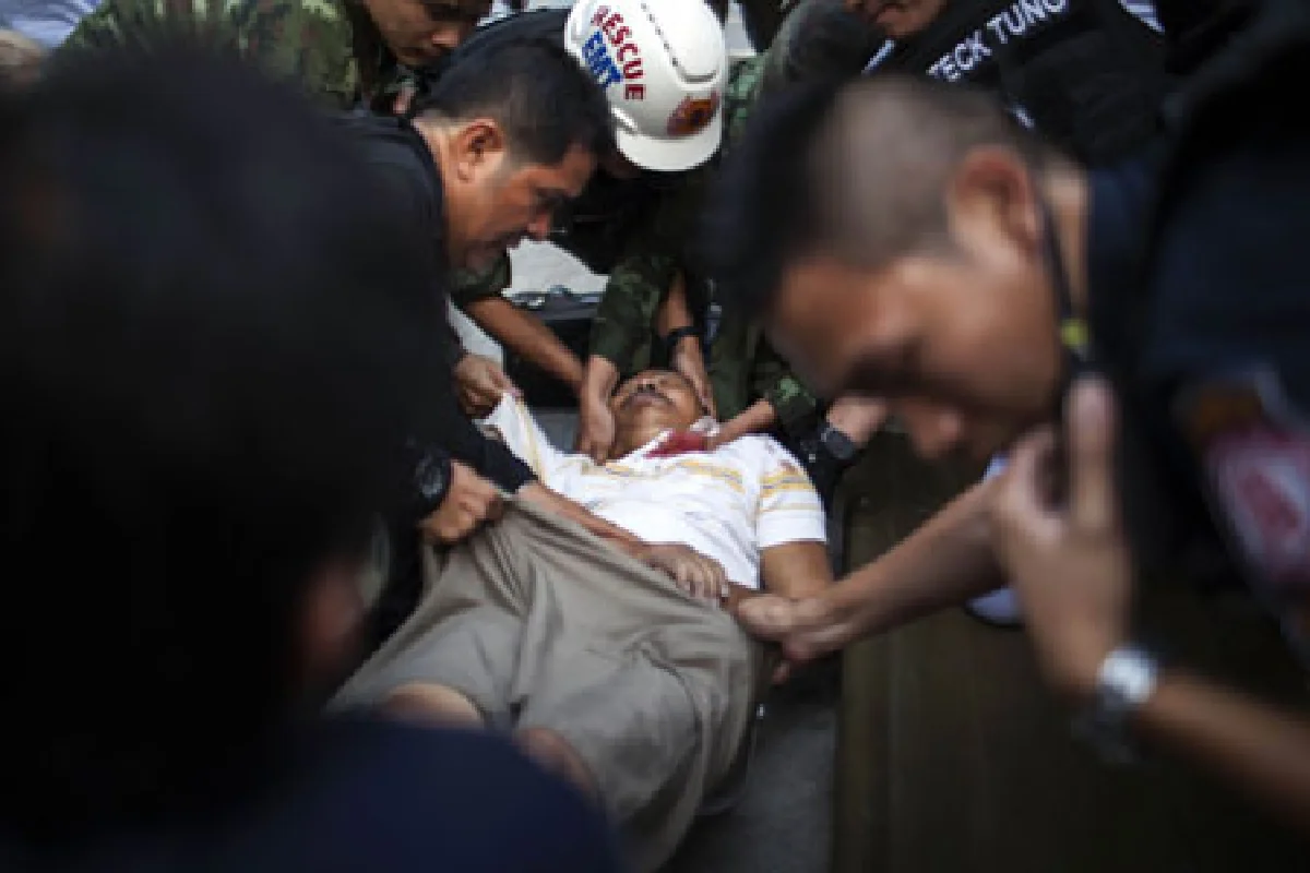 ช่างภาพมะกันเจอกระสุนเจาะขาจากเหตุปะทะในไทย