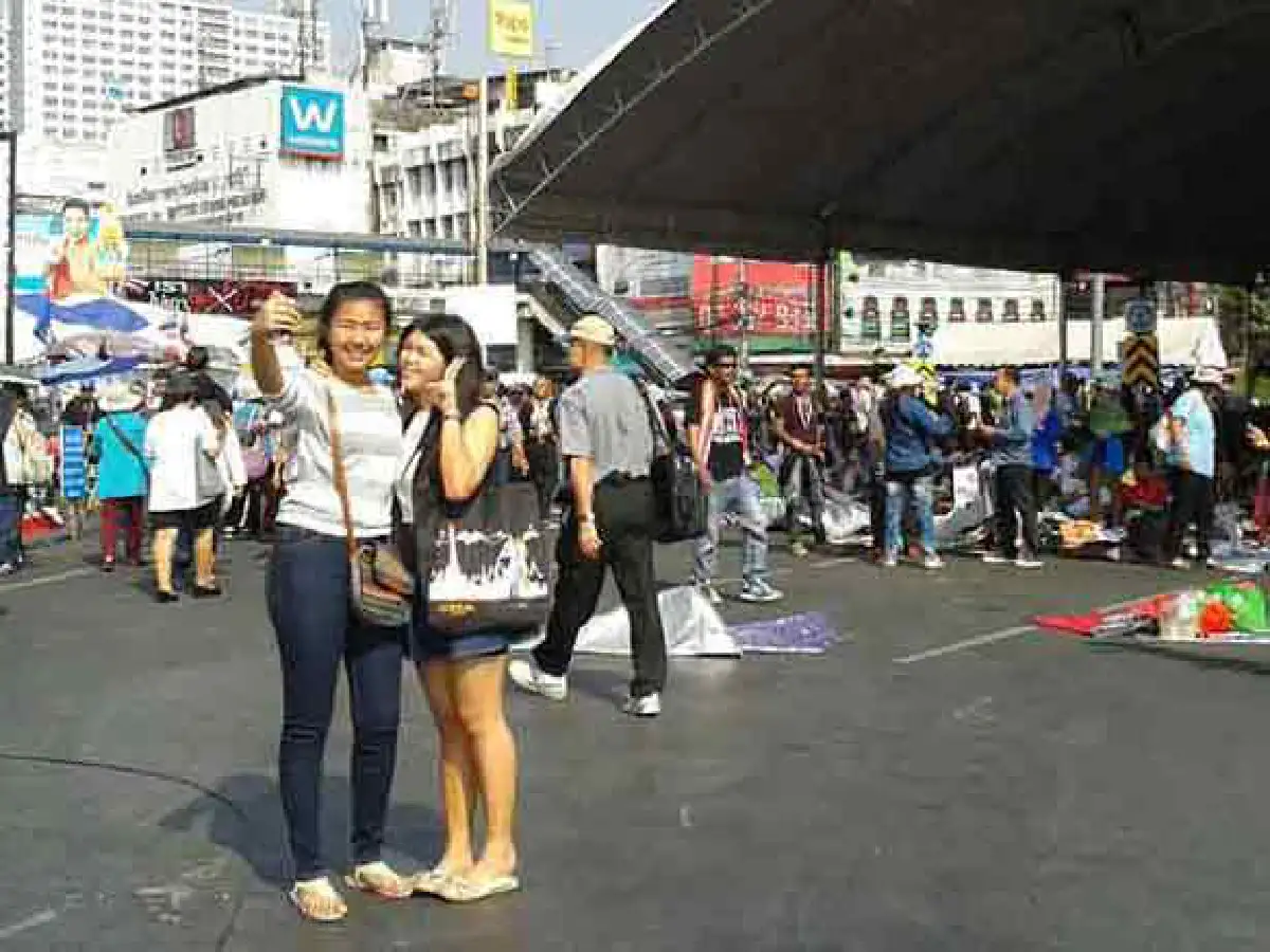 มวลชนร่วมปิกนิกอนุสาวรีย์ชัยฯคึก
