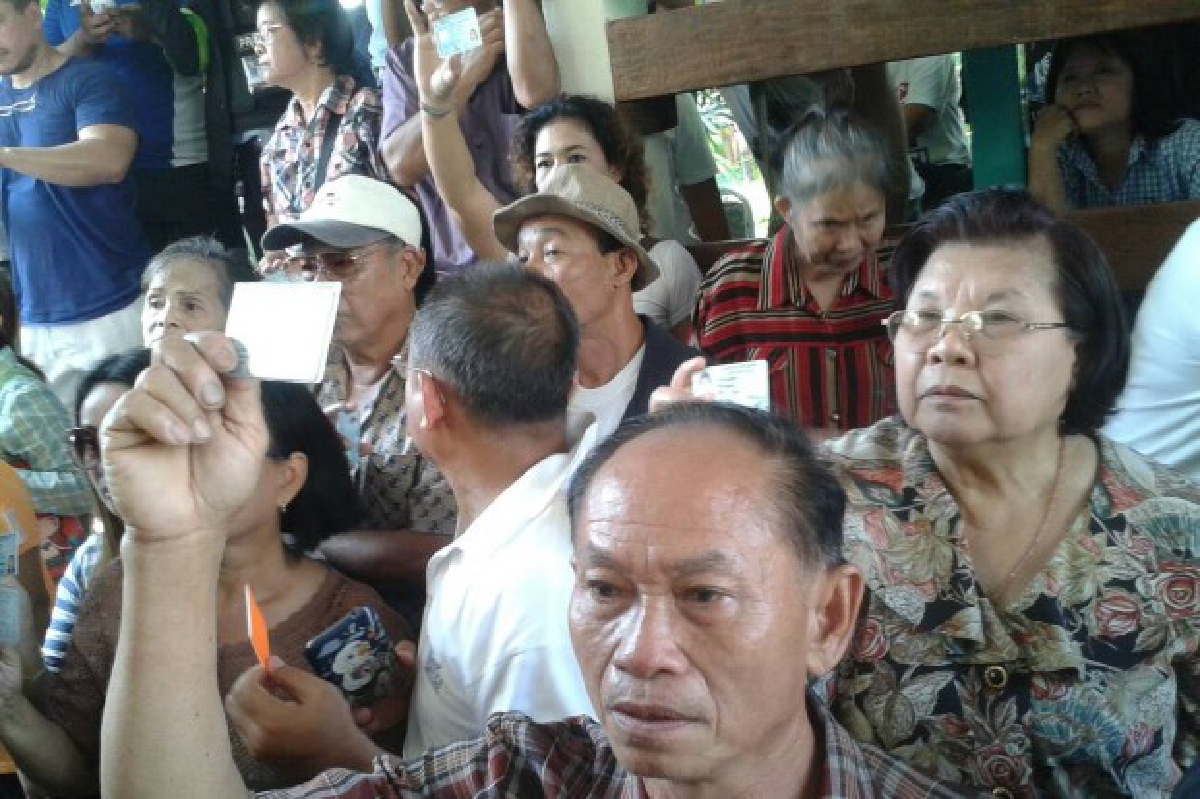 บุกพังประตูเขตดินแดงโวยไม่ได้เลือกตั้ง บุกพังประตูเขตดินแดงโวยไม่ได้เลือกตั้ง