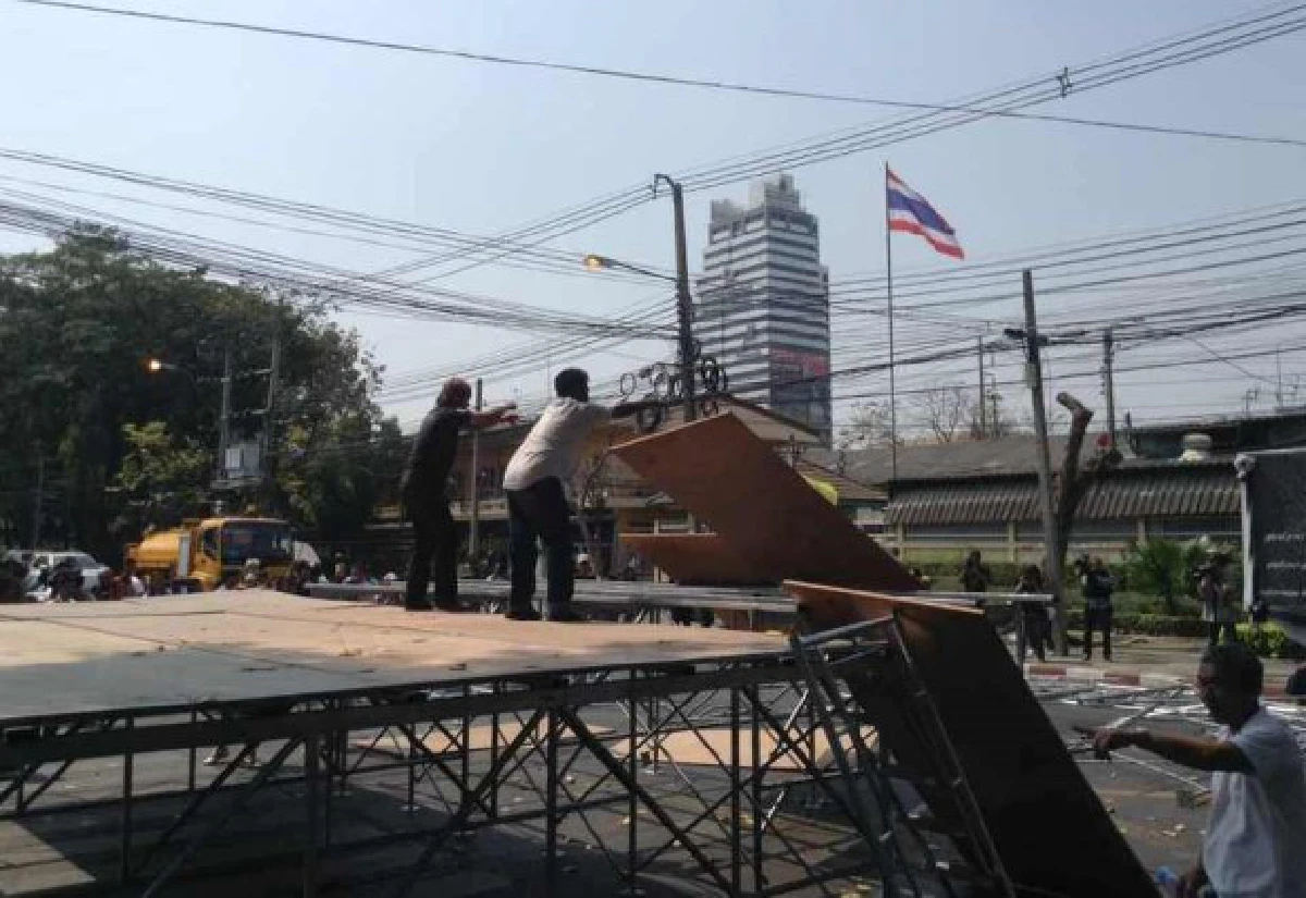 กลุ่มหนุนเลือกตั้งดินแดงพังเวทีกปปส.