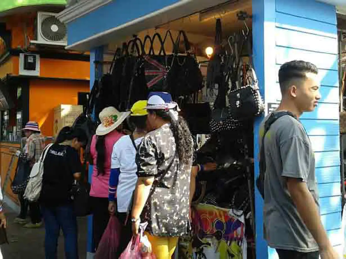 มวลชนร่วมปิกนิกอนุสาวรีย์ชัยฯคึก