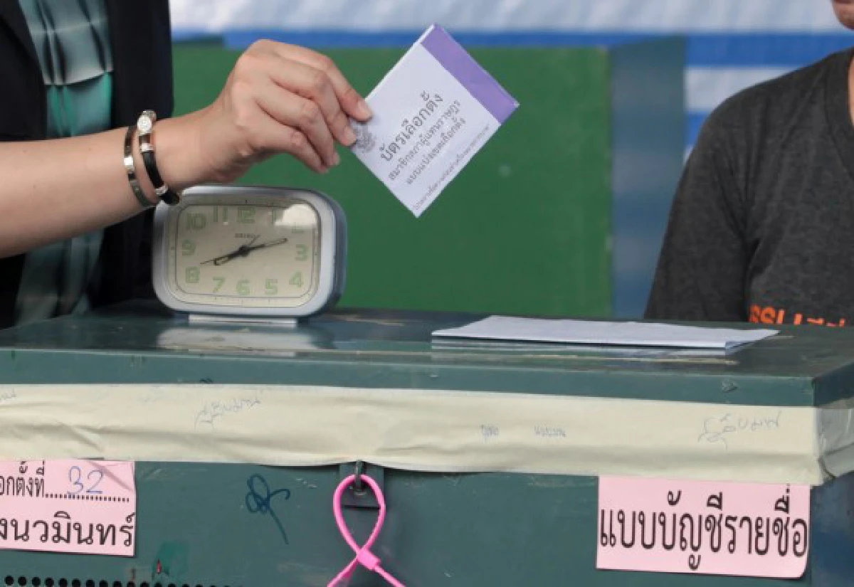 เผยภาพปูหย่อนบัตรเลือกตั้งผิดหีบ