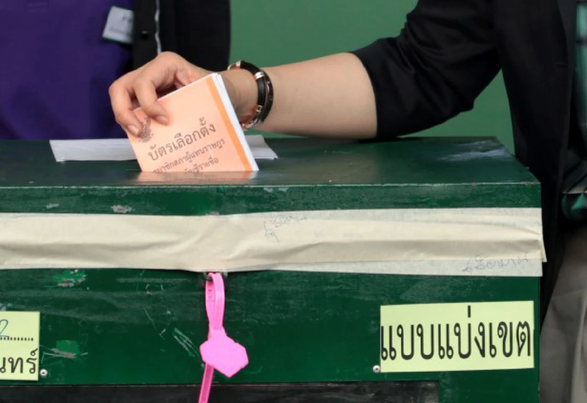 เผยภาพปูหย่อนบัตรเลือกตั้งผิดหีบ