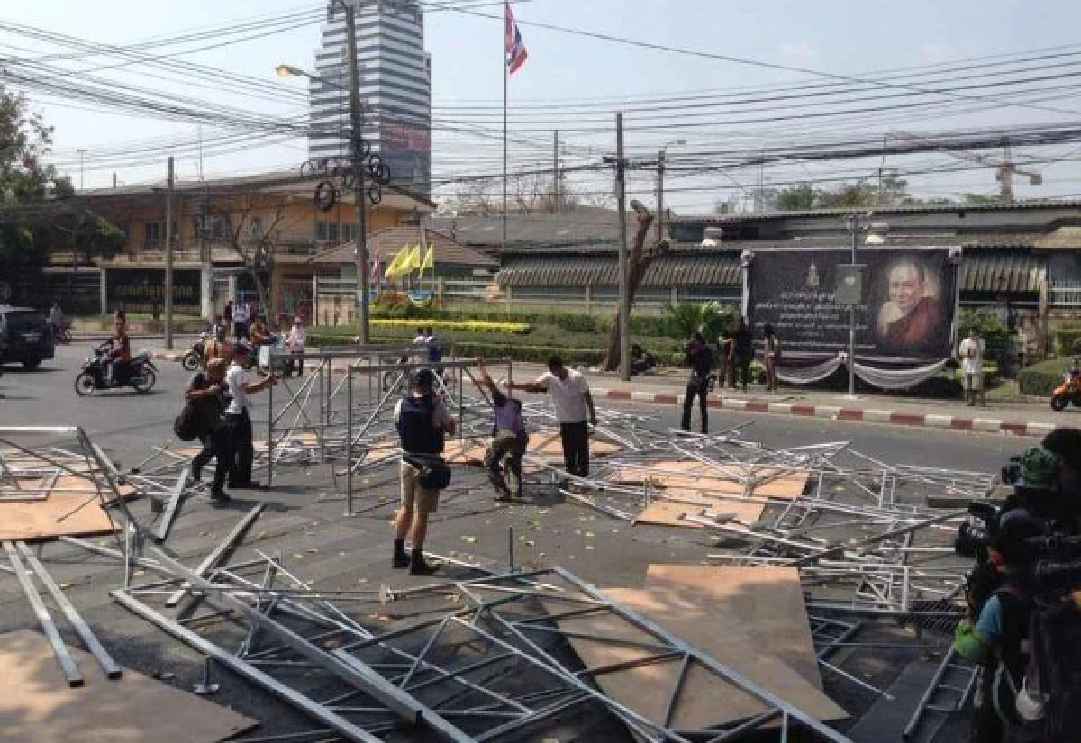 กลุ่มหนุนเลือกตั้งดินแดงพังเวทีกปปส.