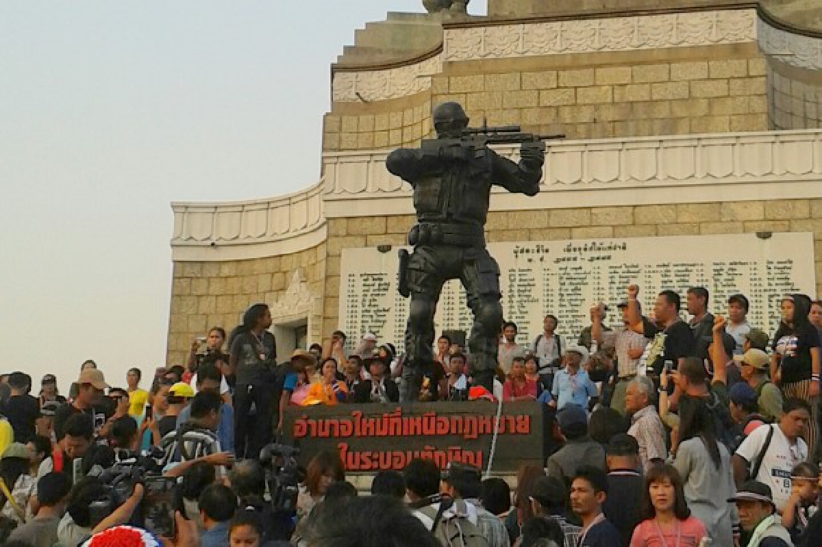 ถาวรเปิดตัวหุ่นชายชุดดำตั้งอนุสาวรีย์ฯ ถาวรเปิดตัวหุ่นชายชุดดำตั้งอนุสาวรีย์ฯ