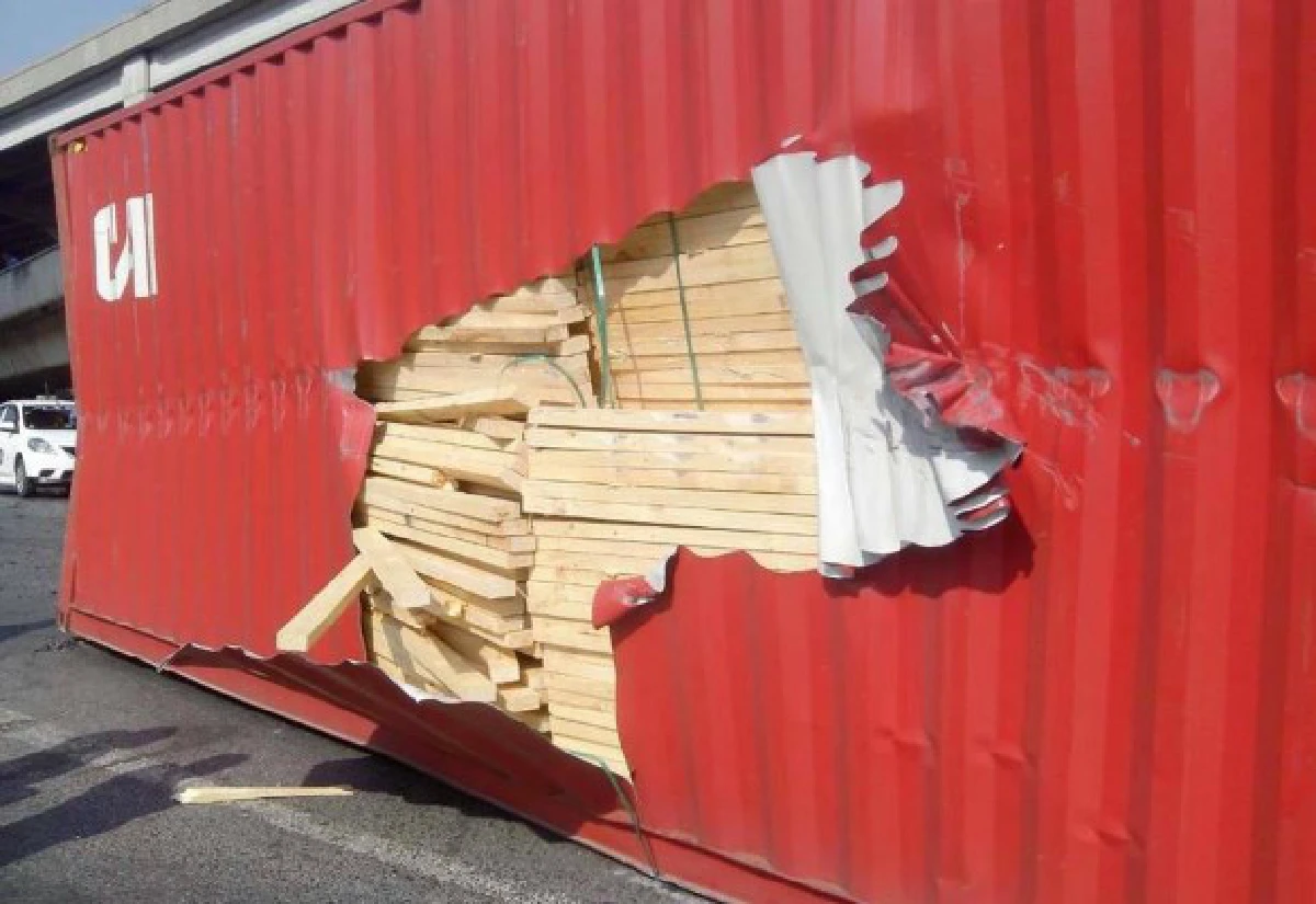 คอนเทนเนอร์ตกทางยกระดับทับรถตู้