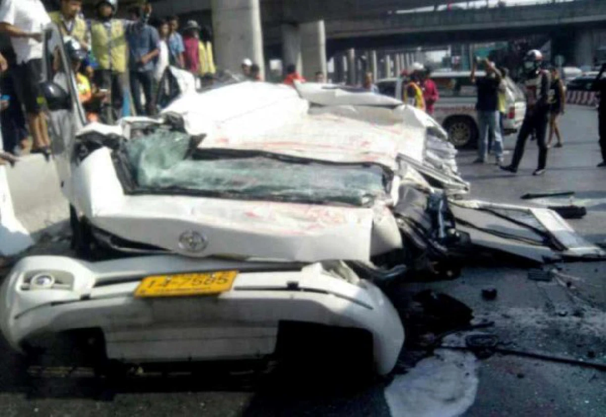 คอนเทนเนอร์ตกทางยกระดับทับรถตู้