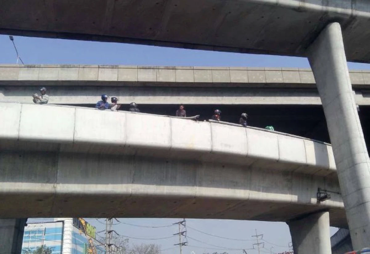 คอนเทนเนอร์ตกทางยกระดับทับรถตู้