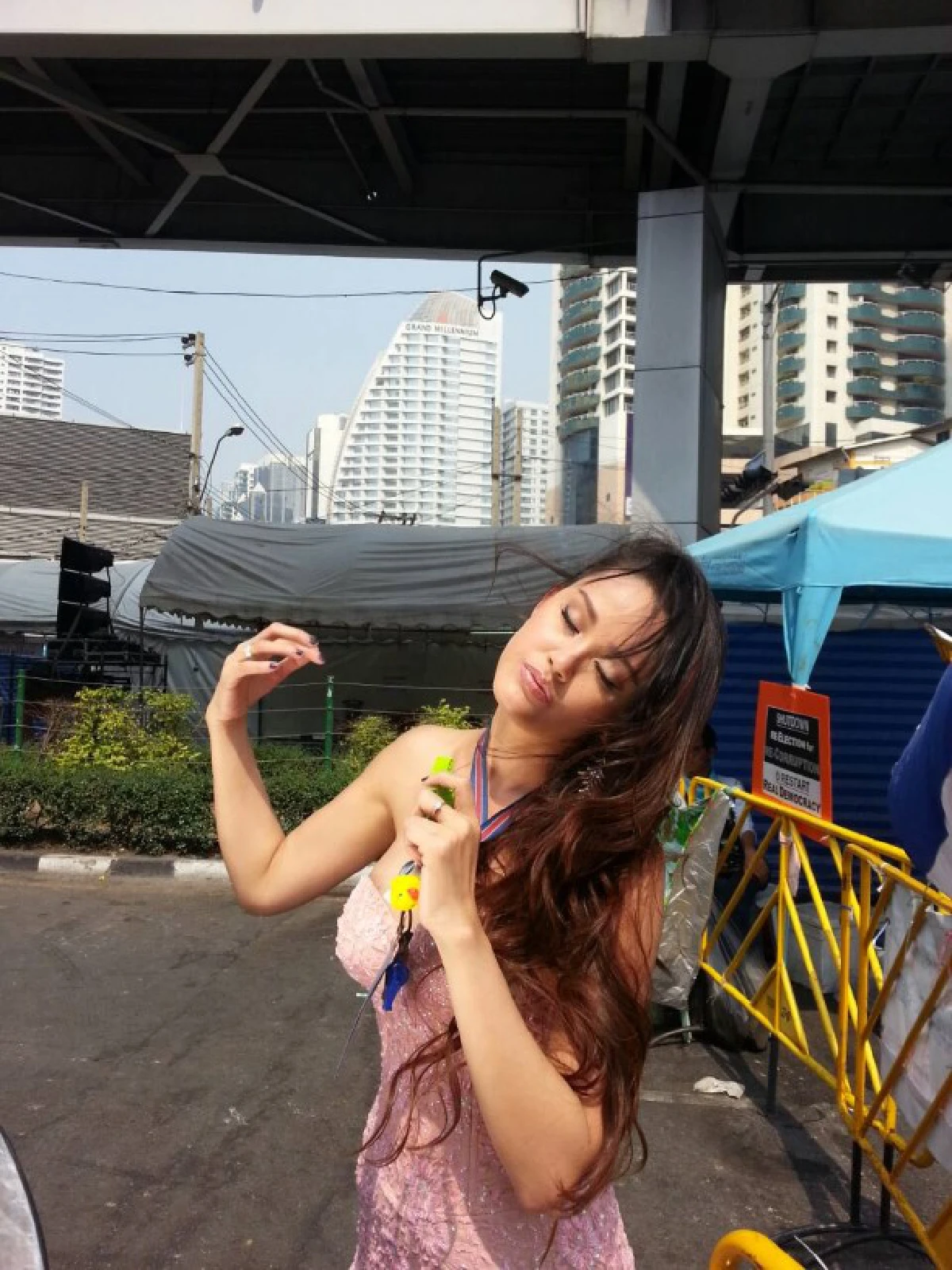 ฮือฮา!มิสแม็กซิมถ่ายแบบกลางม็อบอโศก
