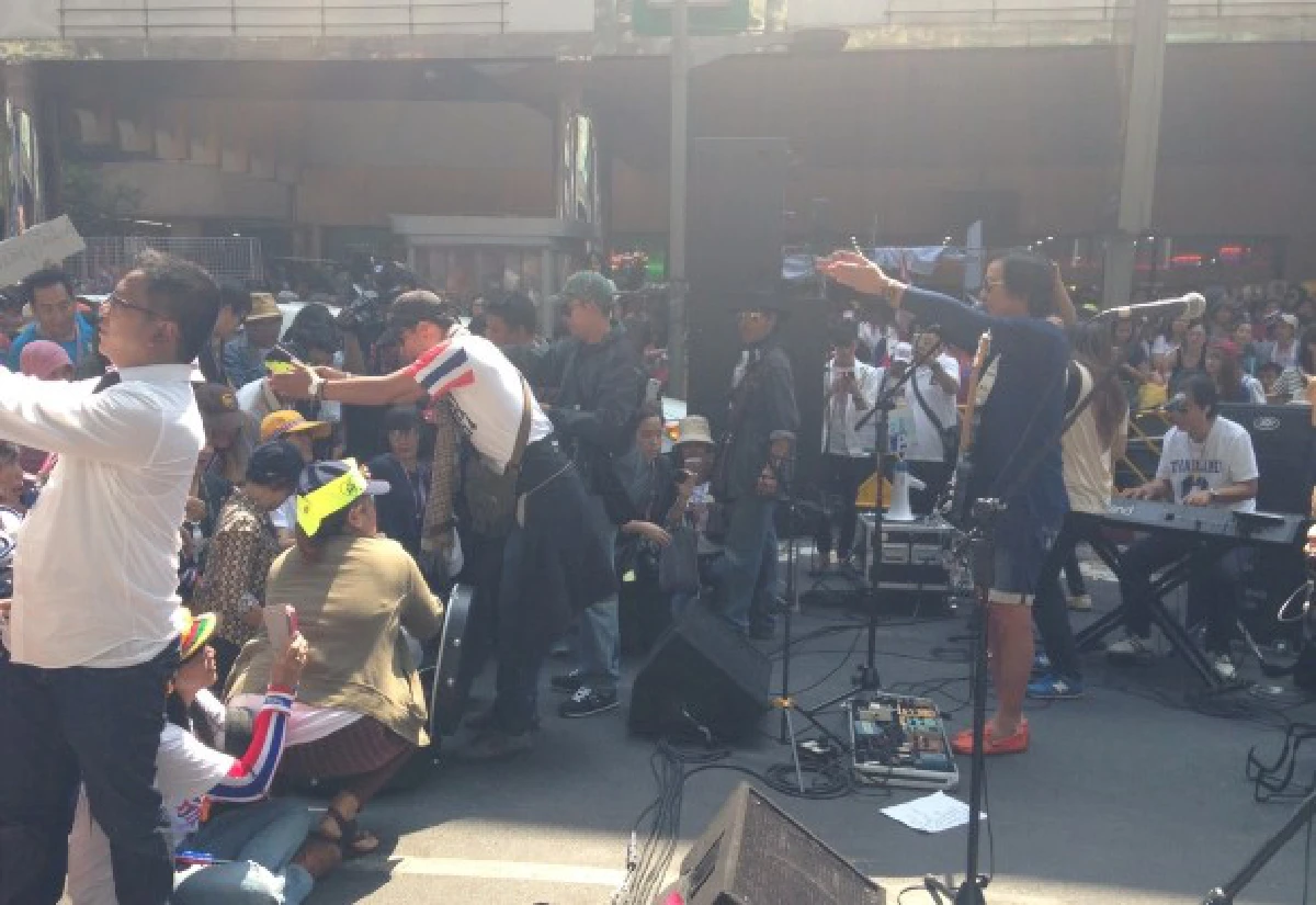 มวลชนกรี๊ดโจเล่นดนตรีเปิดหมวก