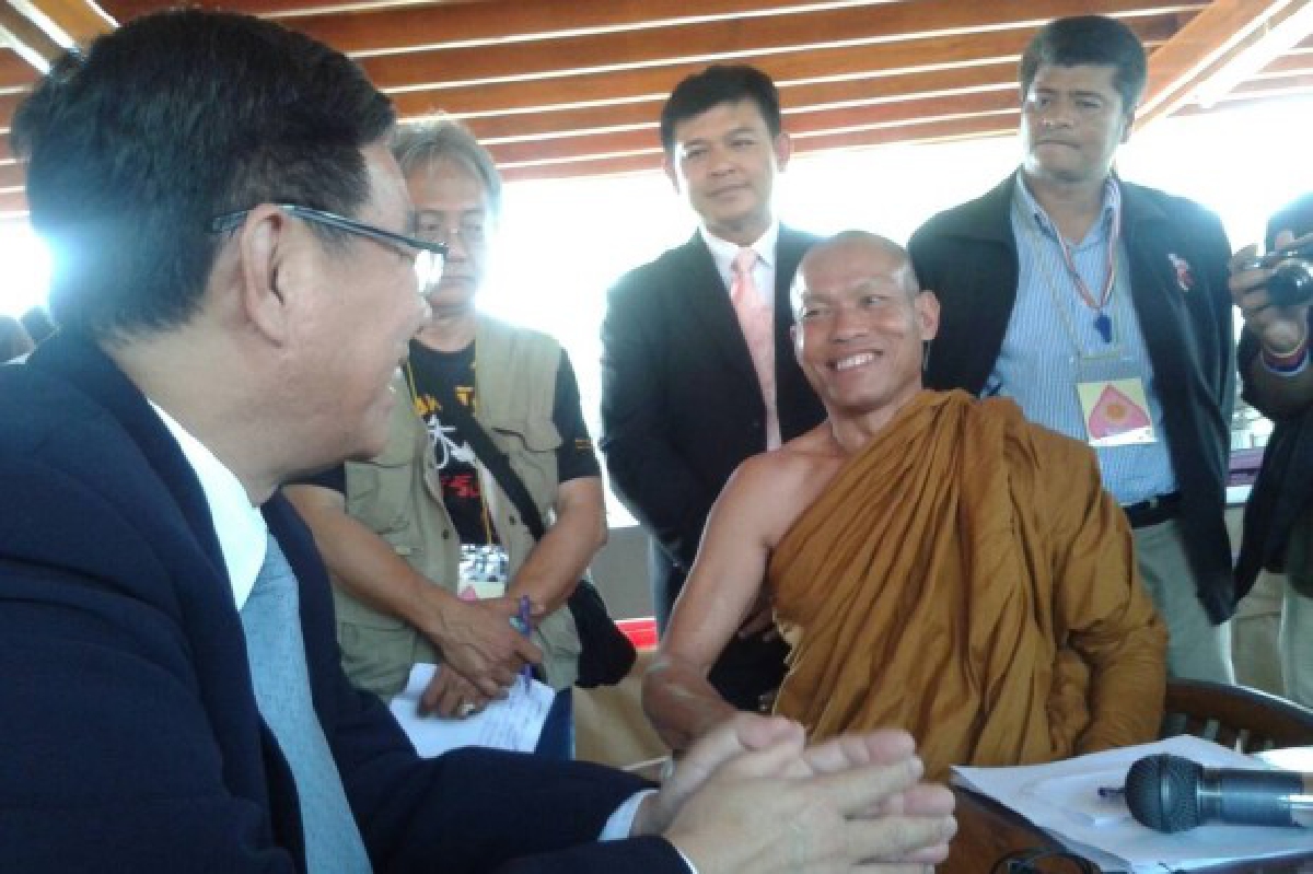 พุทธะอิสระยอมเปิดพื้นที่กกต.-กรมการกงสุล พุทธะอิสระยอมเปิดพื้นที่กกต.-กรมการกงสุล