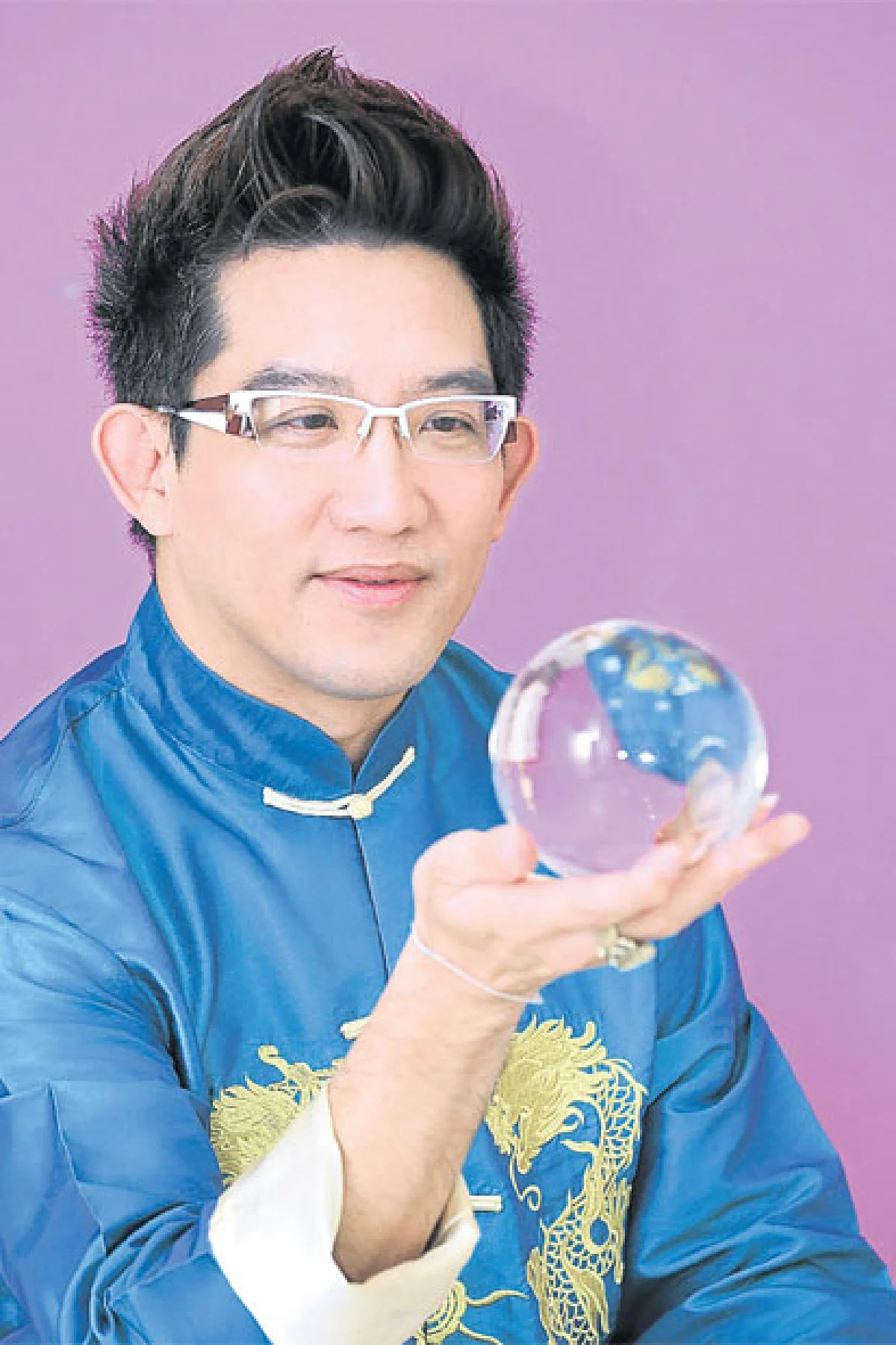 คฑา ชินบัญชร อ่านหนังสือคือหัวใจของนักพยากรณ์