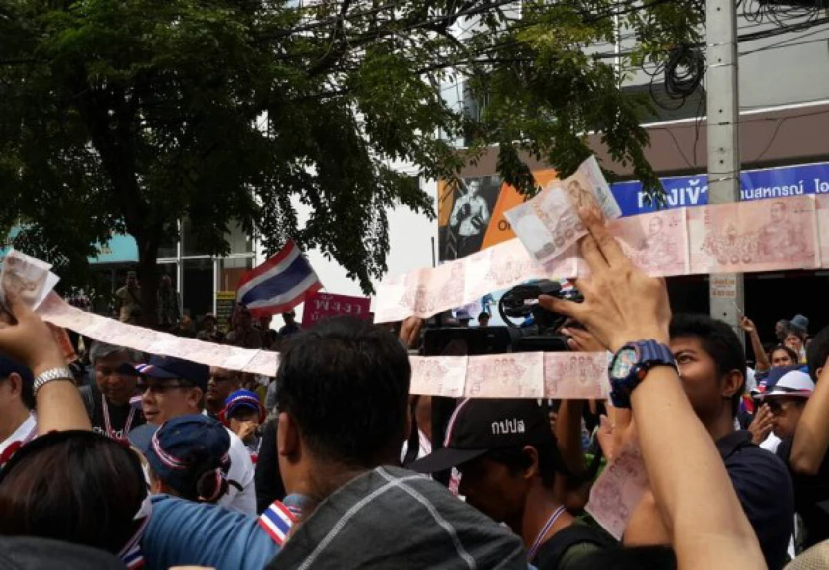 สุเทพนำเดินขบวนระดมทุนช่วยชาวนา