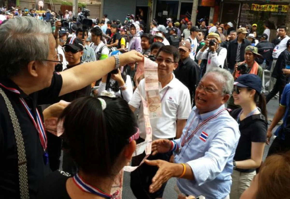 สุเทพนำเดินขบวนระดมทุนช่วยชาวนา