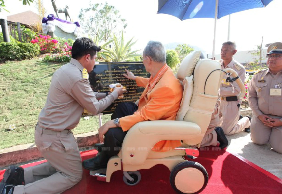 ในหลวงเสด็จฯศูนย์รักษ์สุนัขหัวหิน