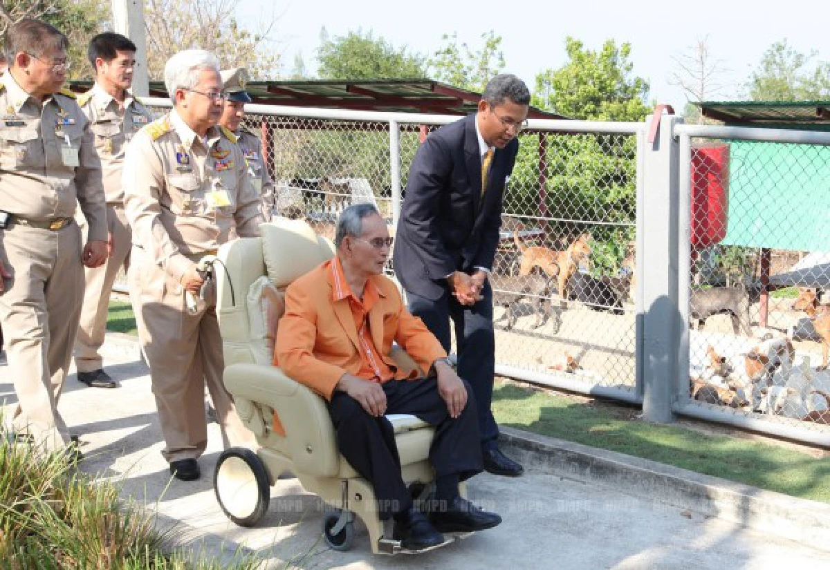 ในหลวงเสด็จฯศูนย์รักษ์สุนัขหัวหิน