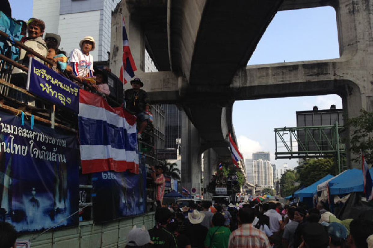 เวทีปทุมวันระดมพลช่วยเวทีอื่นถูกสลายการชุมนุม เวทีปทุมวันระดมพลช่วยเวทีอื่นถูกสลายการชุมนุม
