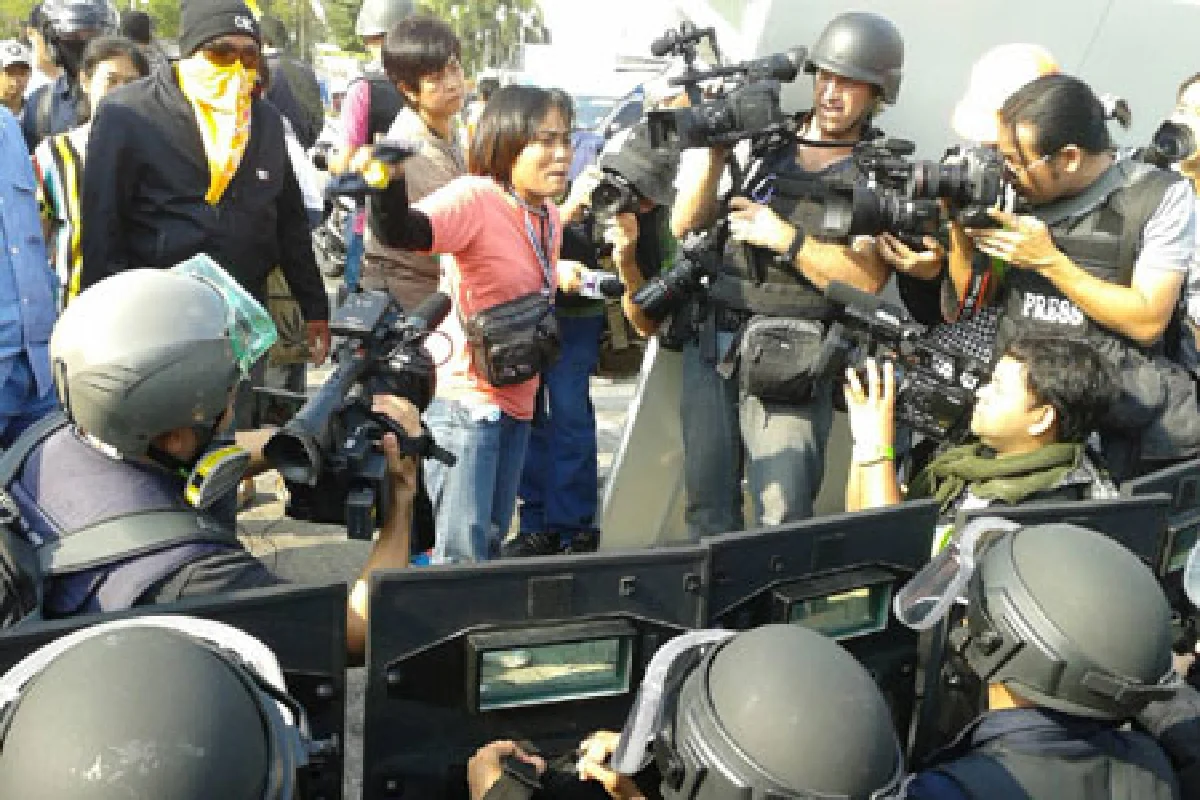 ตร.ลุยรื้อขอคืนพื้นที่คปท.-แกนนำพามวลชนเคลื่อนออก