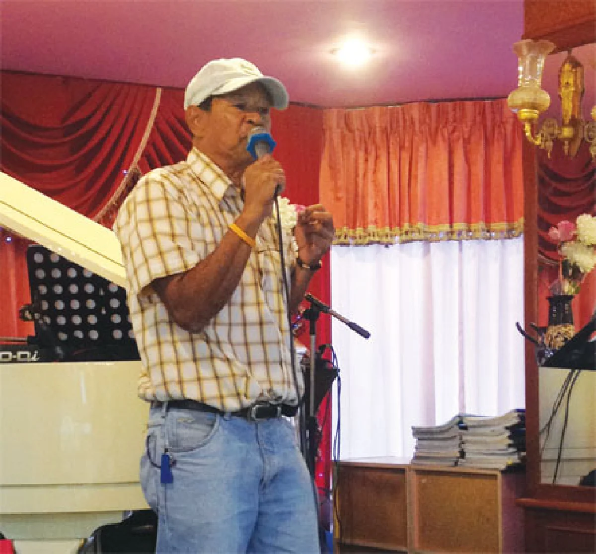 จับไมค์ร้องเพลง 2 วัย 2 สไตล์