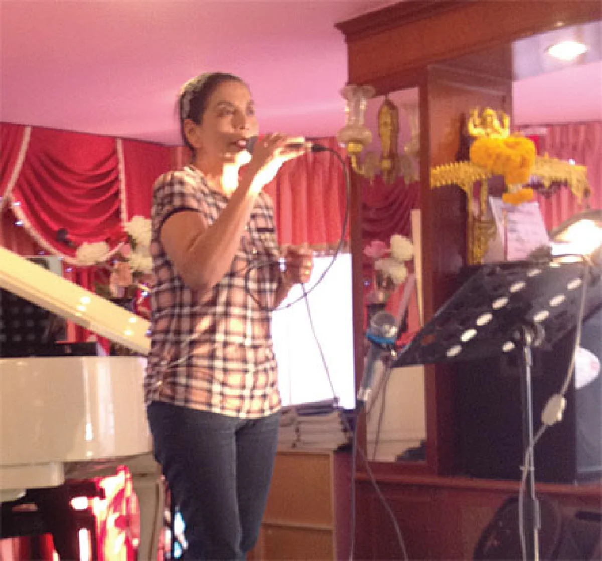 จับไมค์ร้องเพลง 2 วัย 2 สไตล์