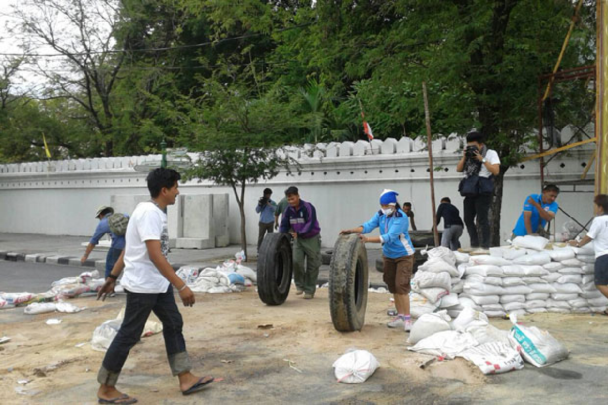 คปท.รื้อแนวกั้นเปิดทางงานกาชาด คปท.รื้อแนวกั้นเปิดทางงานกาชาด