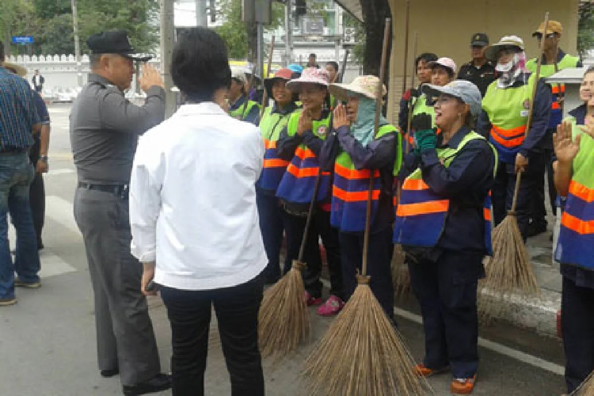 คปท.รื้อแนวกั้นเปิดทางงานกาชาด