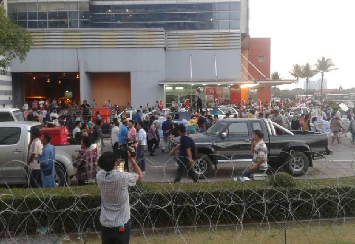 ชาวนาฉุนโต้งไร้คำตอบจ่ายเงินข้าวปาขวดใส่