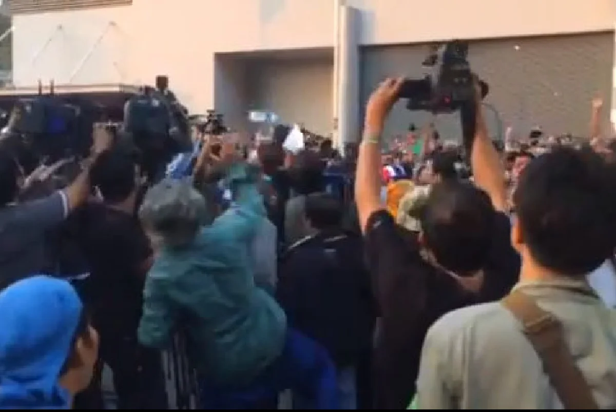 ชาวนาฉุนโต้งไร้คำตอบจ่ายเงินข้าวปาขวดใส่