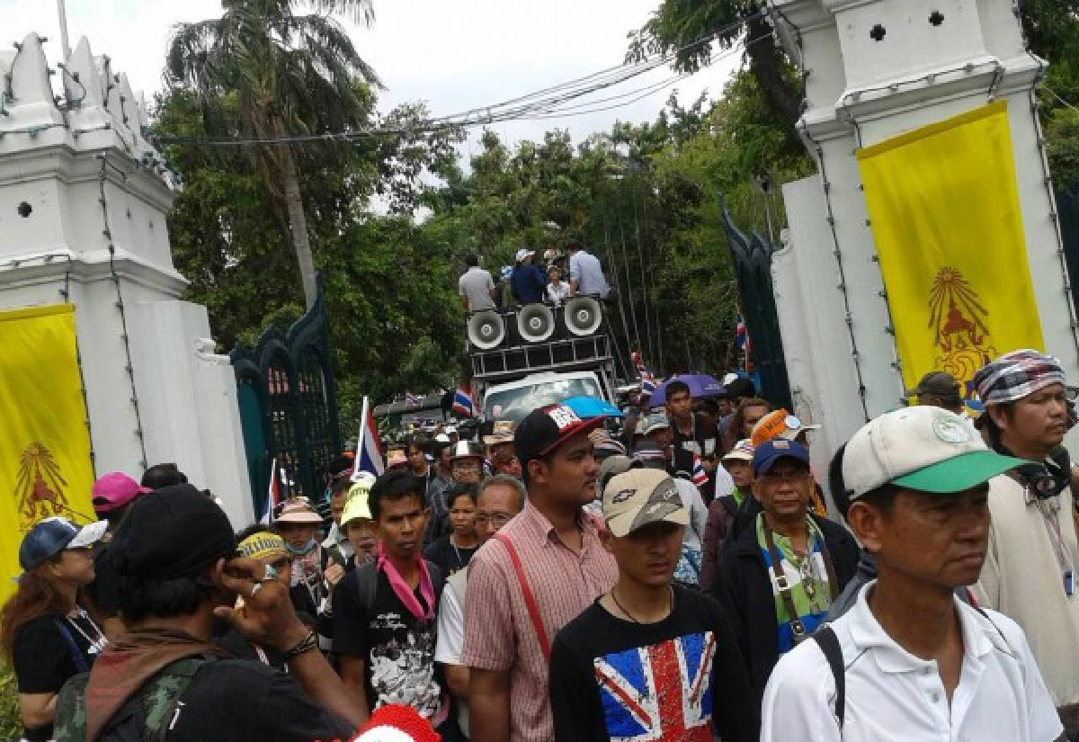กปปส.บุกศธ.ให้ข้าราชการกลับบ้าน