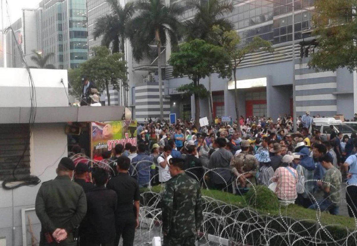 ชาวนาฉุนโต้งไร้คำตอบจ่ายเงินข้าวปาขวดใส่