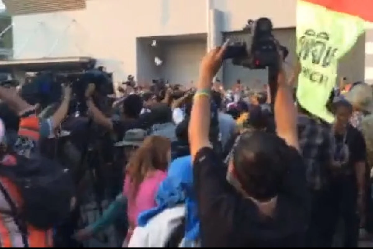 ชาวนาฉุนโต้งไร้คำตอบจ่ายเงินข้าวปาขวดใส่