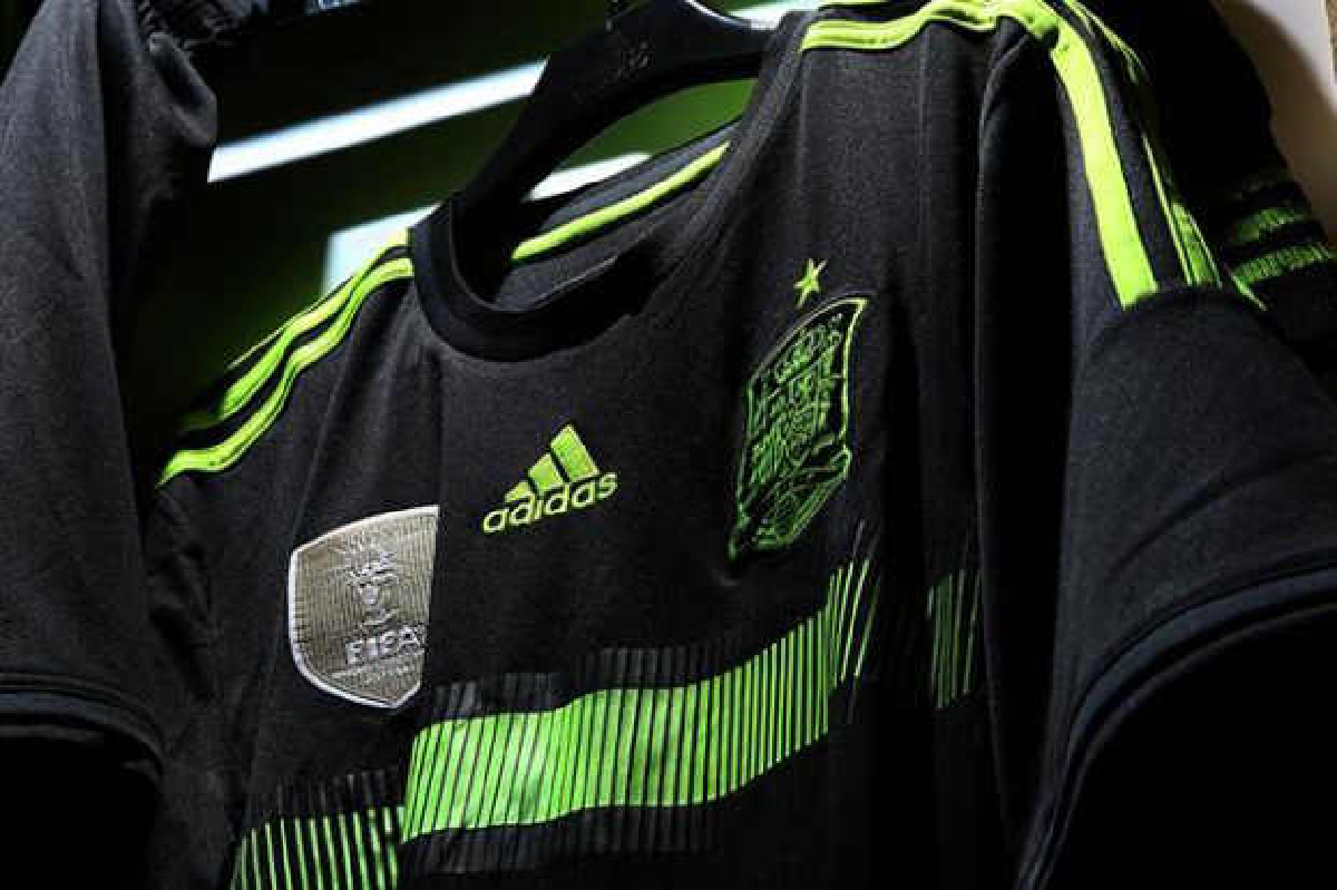 สเปนเปิดตัวชุดเยือนสู้ศึกเวิลด์คัพ 2014 สเปนเปิดตัวชุดเยือนสู้ศึกเวิลด์คัพ 2014