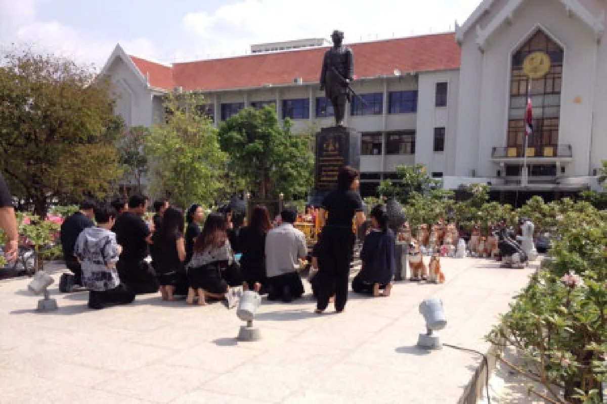 พนง.ออมสินแต่งดำไล่ผู้บริหารธนาคาร