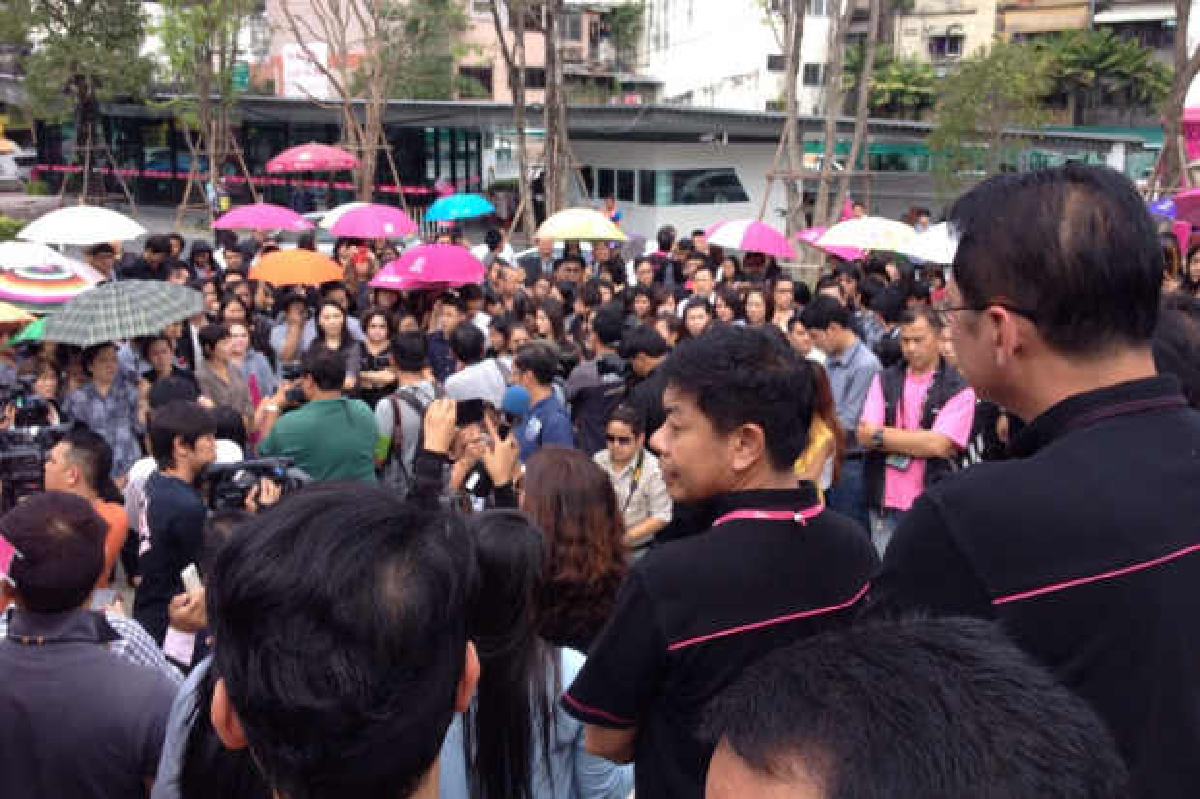พนง.ออมสินแต่งดำไล่ผู้บริหารธนาคาร พนง.ออมสินแต่งดำไล่ผู้บริหารธนาคาร