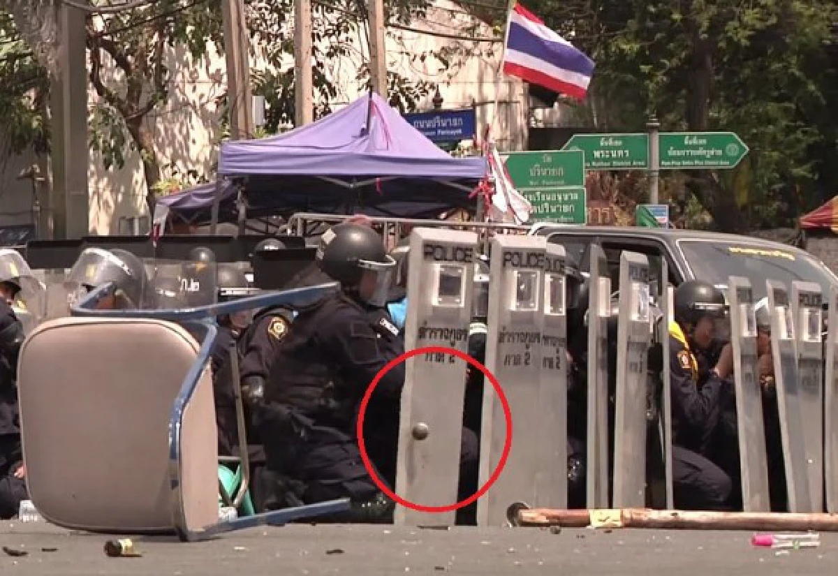 เผยคลิปนาทีตร.เตะระเบิดที่พุ่งเข้าใส่