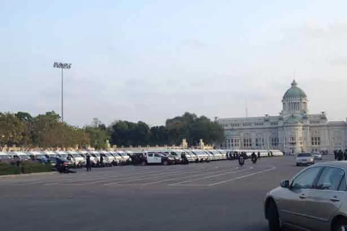 กปปส.ตั้งกำแพงมนุษย์ป้องกันสลาย