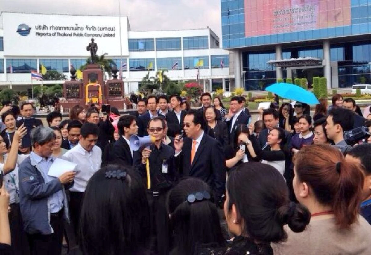 พนักงานทอท.แต่งดำค้านรัฐของเงินจ่ายจำนำข้าว