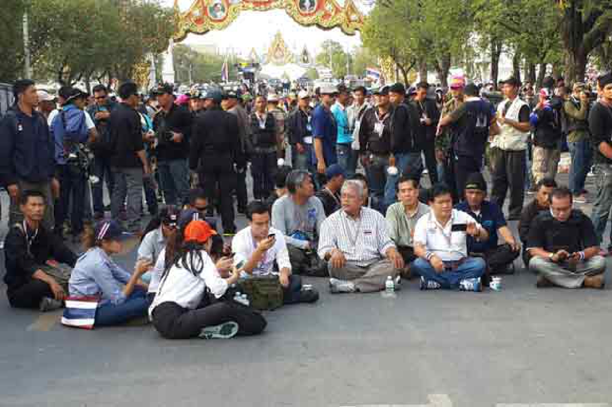 "สุเทพ"ถึงทำเนียบฯรับมือตำรวจขอคืนพื้นที่ "สุเทพ"ถึงทำเนียบฯรับมือตำรวจขอคืนพื้นที่