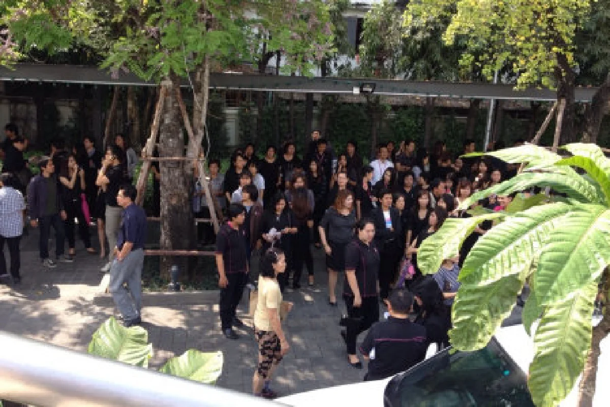 พนง.ออมสินแต่งดำไล่ผู้บริหารธนาคาร
